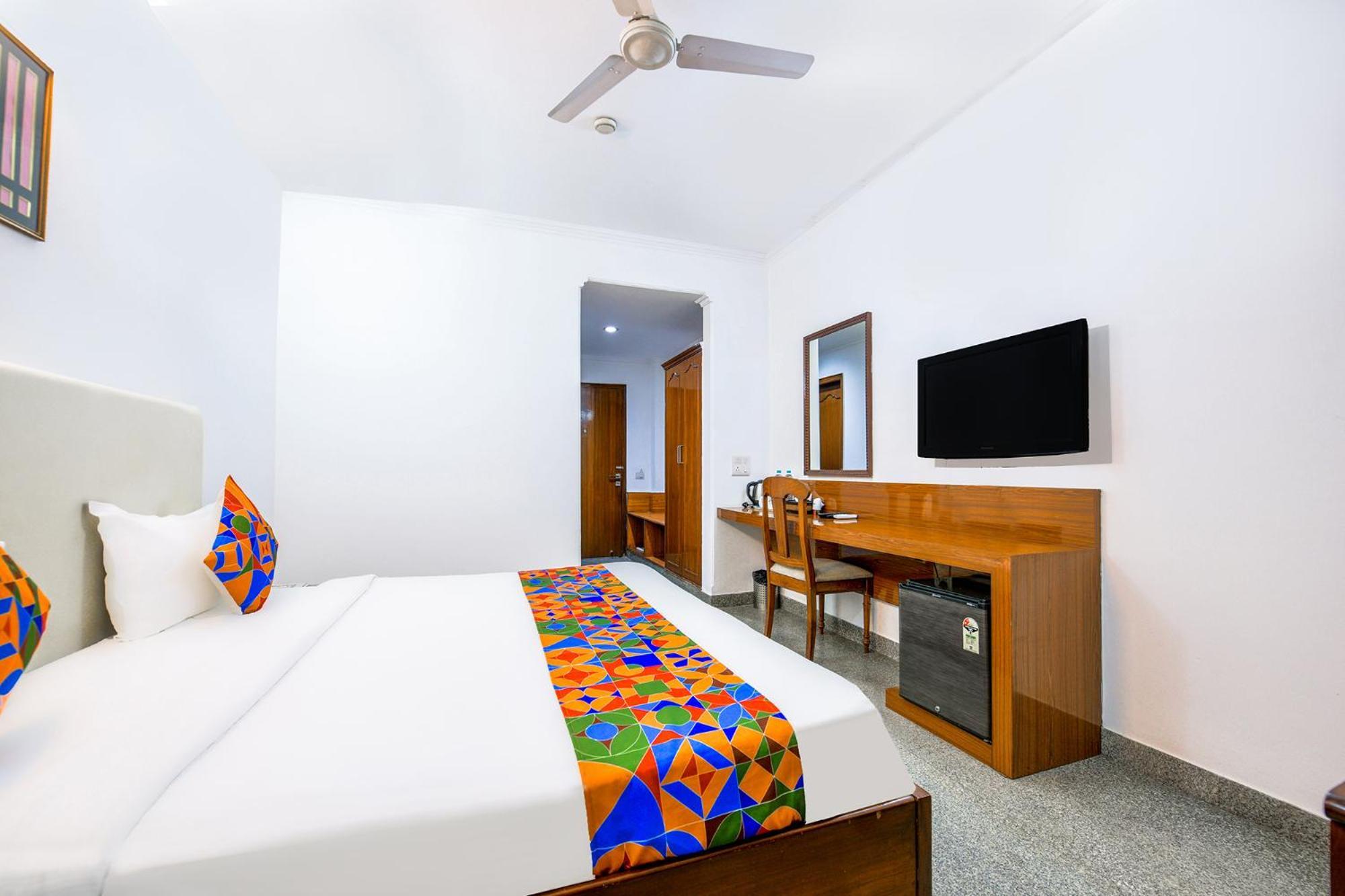 Hotel Exotica Leisure Valley, グルガウン エクステリア 写真