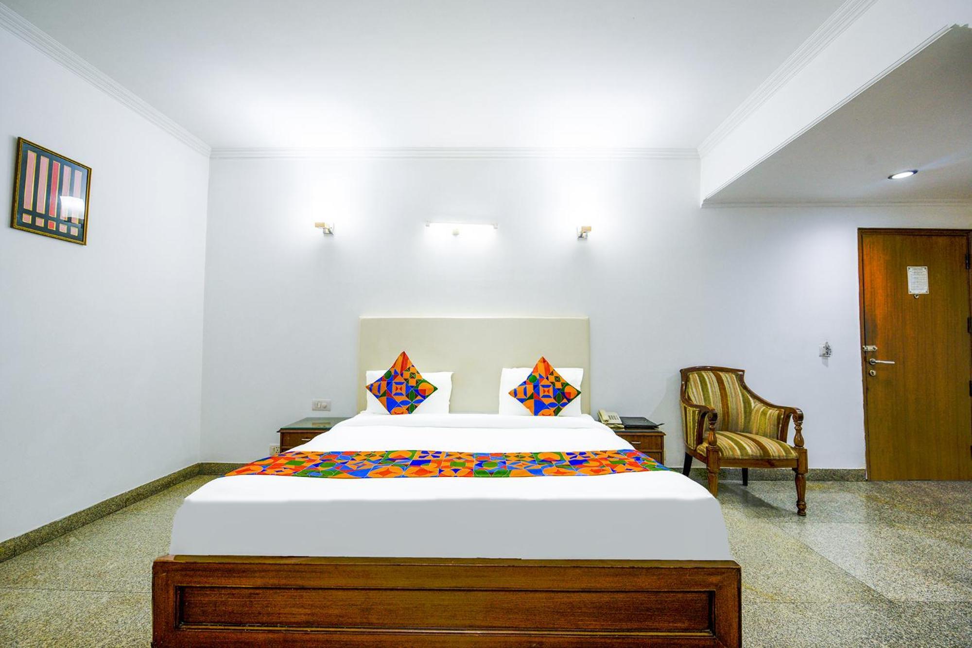 Hotel Exotica Leisure Valley, グルガウン エクステリア 写真