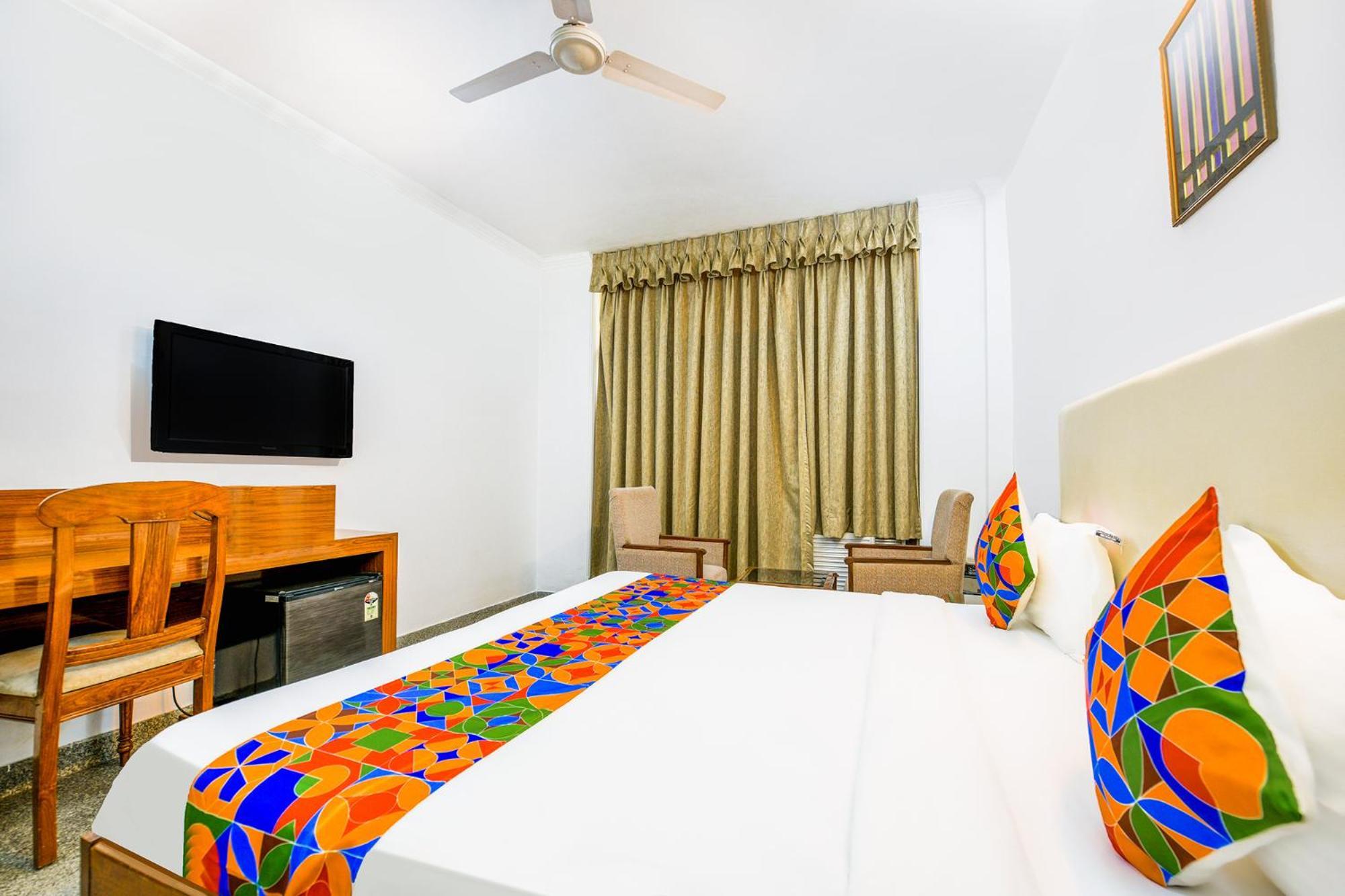 Hotel Exotica Leisure Valley, グルガウン エクステリア 写真