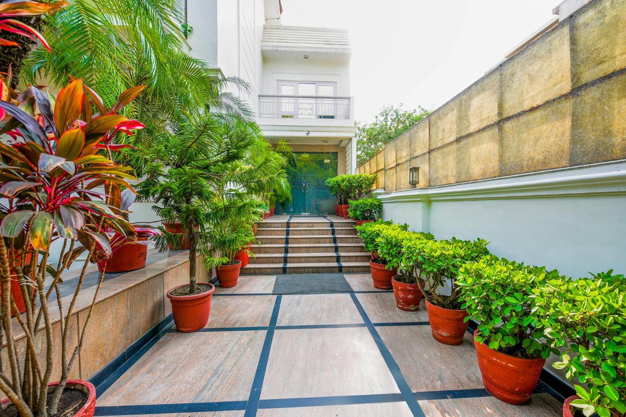 Hotel Exotica Leisure Valley, グルガウン エクステリア 写真